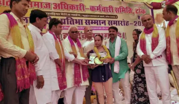 खुद के पढ़ाने पर भरोसा नहीं फ्री का वेतन ले रहे हैं शिक्षक