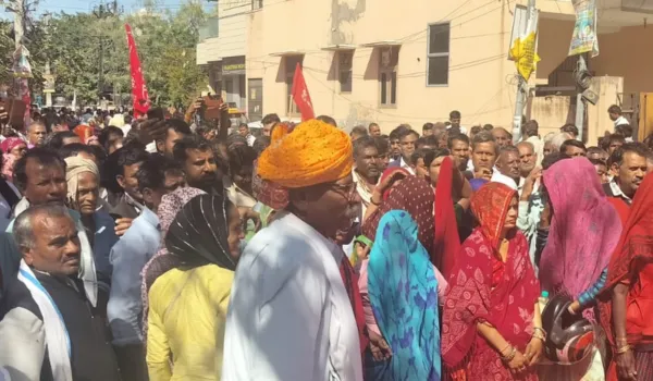 निर्माण श्रमिकों का प्रदर्शन, सौंपा ज्ञापन