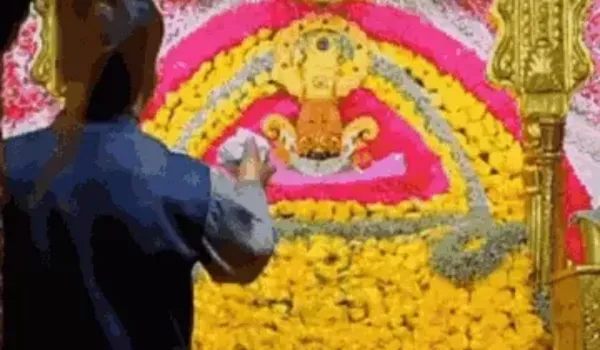 विभिन्न राज्यों के आने लगे जत्थे, यलो थीम पर सजे खाटूश्याम जी श्रद्धालुओं के हाथों में निशान... जुबां पर बाबा श्याम का नाम