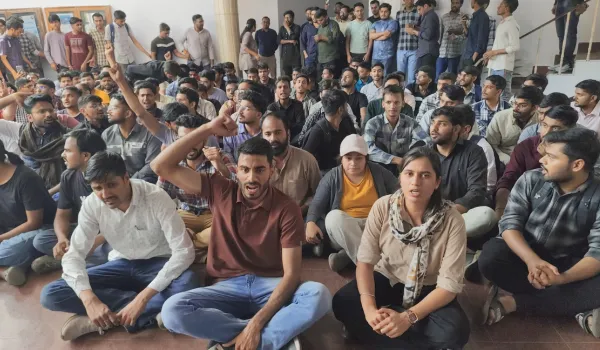 एमबीबीएस स्टूडेंट ने की खुदकुशी... मचा हंगामा