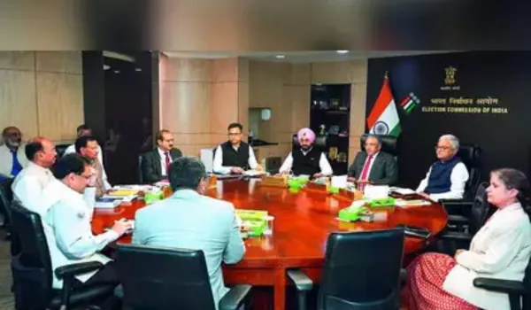 चुनाव आयोग और गृह मंत्रालय की मीटिंग में बड़ा फैसला वोटर आईडी से लिंक होगा आधार कार्ड