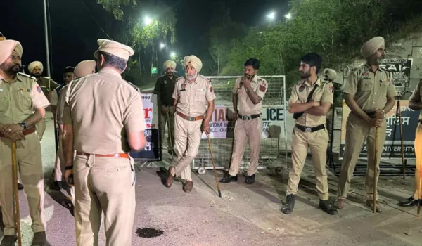 प्रदर्शनकारी किसानों के शेड पर बुलडोजर चलाया शंभू बॉर्डर से किसानों को हटाया... डल्लेवाल समेत कई हिरासत में