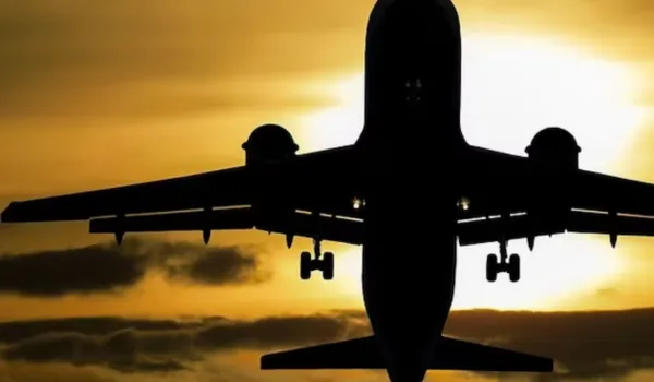 डिप्टी CM व डीजीपी सवार थे विमान में रनवे से आगे निकला विमान, इमरजेंसी ब्रेक से रोका