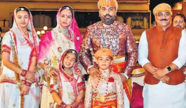 शाही अंदाज में सजी होलिका, लक्ष्यराज सिंह ने किया दहन