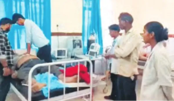 ट्रॉली हाईटेंशन लाइन से टकराई... करंट से पिता-पुत्र की मौत