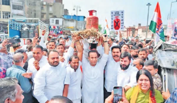 सिलेंडर की निकाली शव यात्रा सड़क पर चूल्हे में बनाई चाय