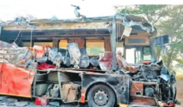 हाईवे पर मौत का मंजर... बस का अगला हिस्सा पिचका, 5 की मौत