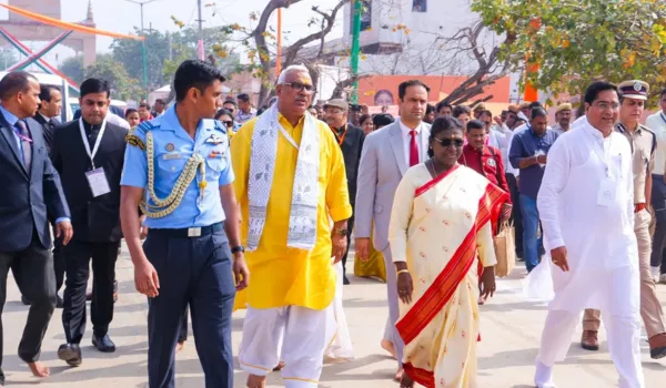 द्रौपदी मुर्मू ने पूंछरी के लौठा में की परिक्रमा, मंत्री चले साथ