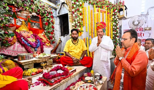 नौ कन्याओं का पूजन कर सीएम ने लिया आशीर्वाद