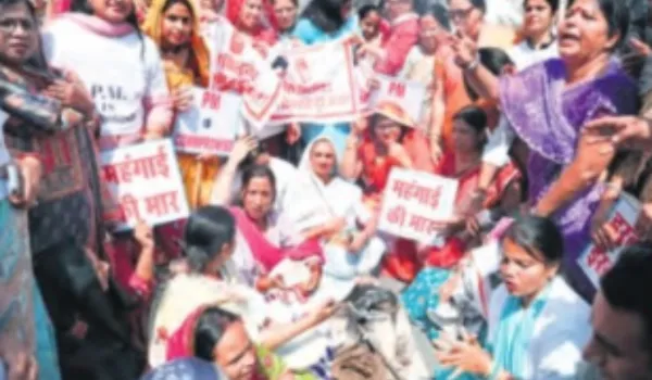 सड़कों पर उतरीं कार्यकर्ता पुलिस से की धक्का-मुक्की