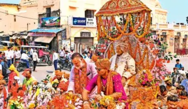 सदियों की परंपरा टूटी, महंत मंदिर से बाहर निकले