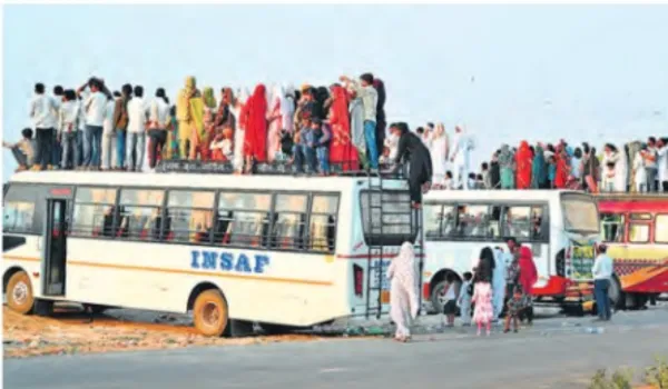 फ्लाइट उड़ने का इंतजार करते रहे परिजन