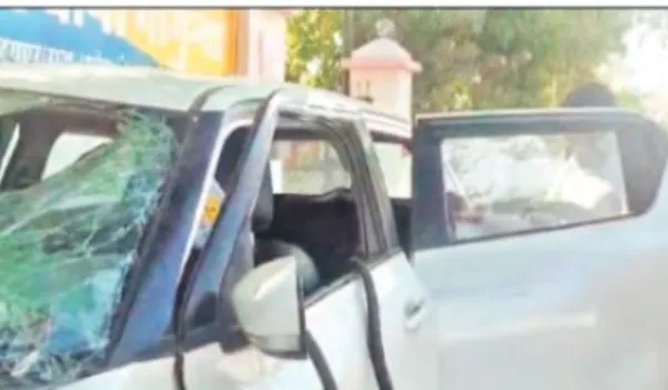 उदयपुर-पिंडवाड़ा नेशनल हाईवे पर कार पलटी, ASI सहित चार घायल