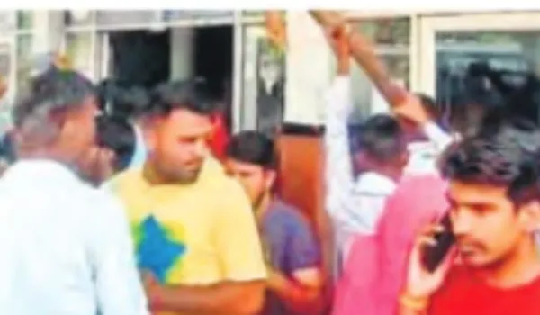 आक्रोशित लोगों ने अस्पताल के कांच तोड़े