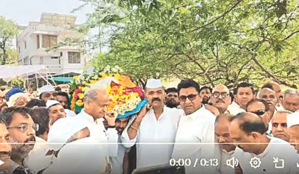 भतीजे ने दी मुखाग्नि... अंतिम संस्कार में पढ़े 104 वेद मंत्र