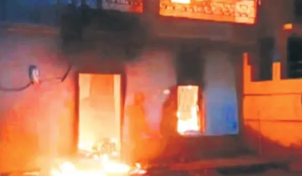 जलाया लड़के के चाचा का घर कपल को गोली मारने की धमकी