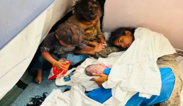 महिला ने चलती ट्रेन में दिया बच्चे को जन्म