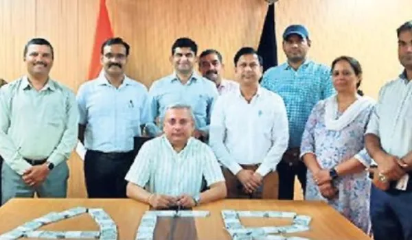 जमीन में गाड़े घूस के 20 लाख रु. बरामद