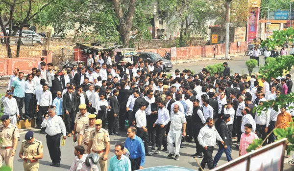 FIR पर फूटा वकीलों का गुस्सा कलेक्ट्री पर लगाया महाजाम