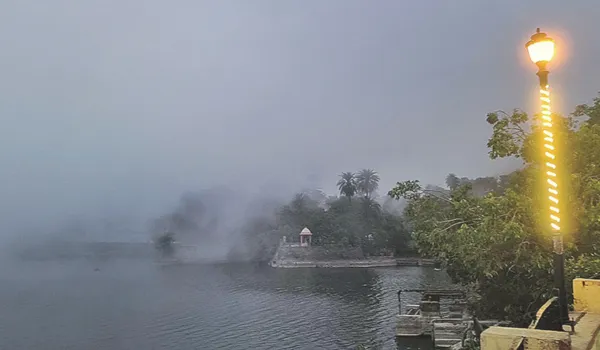 अंधड़ से ट्रेन के कंटेनर गिरे, ट्रांसफार्मर जेसीबी पर गिरा... परशुराम महादेव की सीढ़ियां बनी झरना