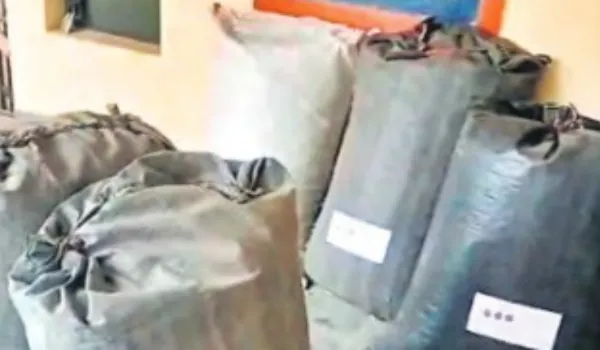 तस्करों की पुलिस पर फायरिंग टायर फटा तो गाड़ी छोड़ भागे
