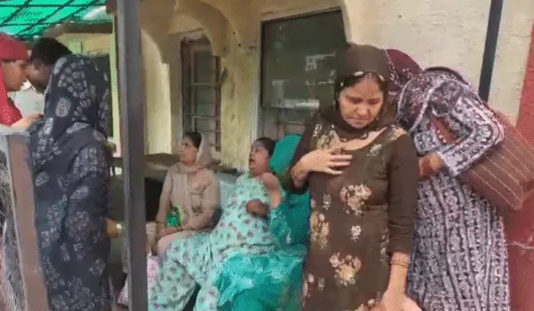 लड़की बनकर आए एक युवक ने दिनदहाड़े युवती पर किया फायर