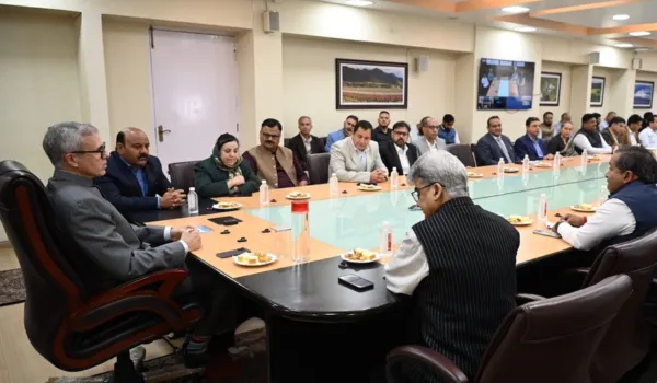 केंद्र चाहता है कि जम्मू-कश्मीर का विकास बाधित न होः उमर