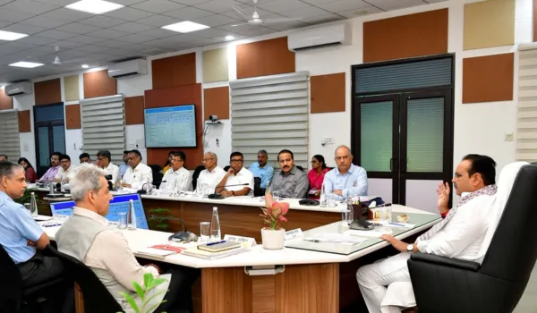 अधिकारी और कर्मचारी शासन की रीढ़... अंतिम छोर तक पहुंचे योजनाओं का लाभ