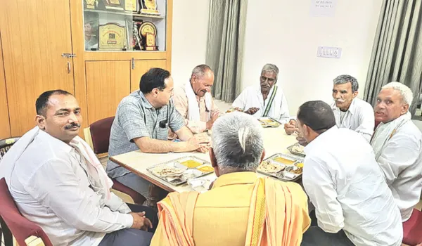 बेढम के आवास पर पहले भोजन... फिर समस्या का समाधान