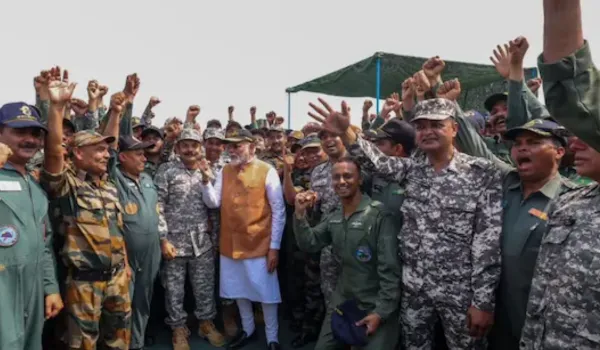 आदमपुर एयरबेस पर PM मोदी की चौंकाने वाली मौजूदगी
