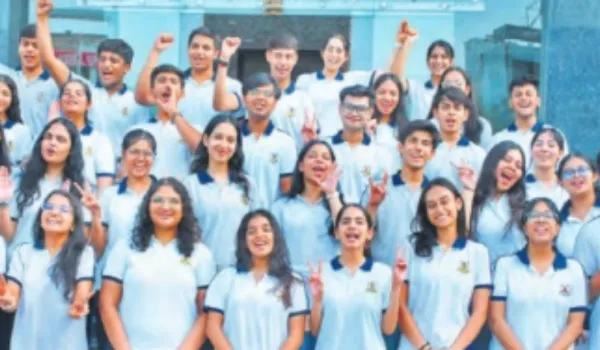चेहरों पर खिली सफलता की मुस्कान आंखों में भविष्य के सपनों की उड़ान