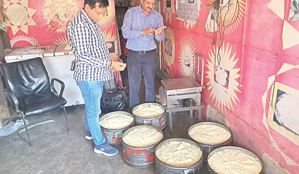 मावे से लेकर मिठाई तक में मिलावट... परोसा जा रहा 'मीठा जहर'