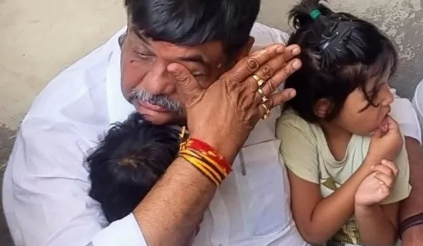 मंत्री के आंसू... संवेदना का ज्वार