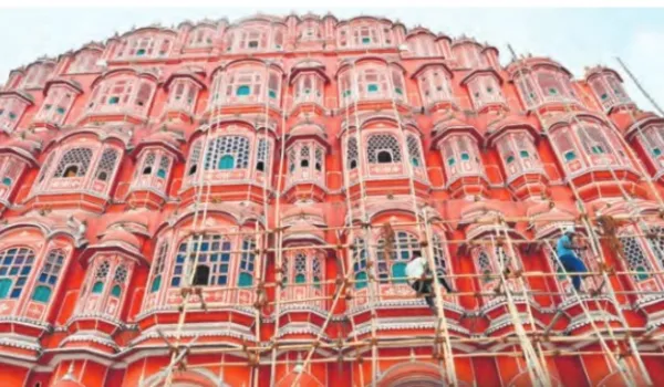 हवा महल के जीर्णोद्धार में लापरवाही