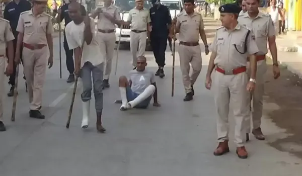 एक आरोपी लंगड़ाता हुआ... तो दूसरा घिसटते हुए चला