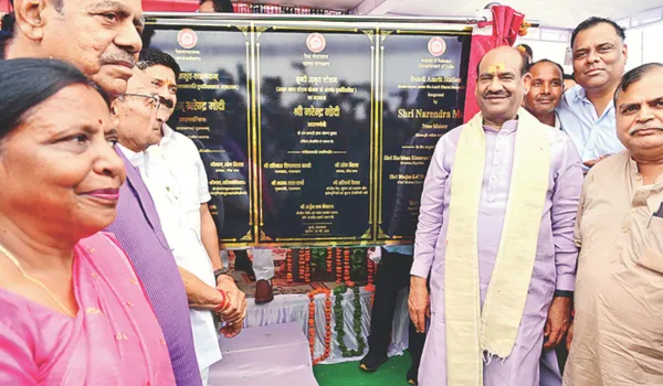 देश की प्रगति के प्रतीक बन रहे नए भारत के नए रेलवे स्टेशनः बिरला