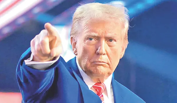 यूएस में आईफोन नहीं बनाया तो लगाएंगे 25% टैरिफ