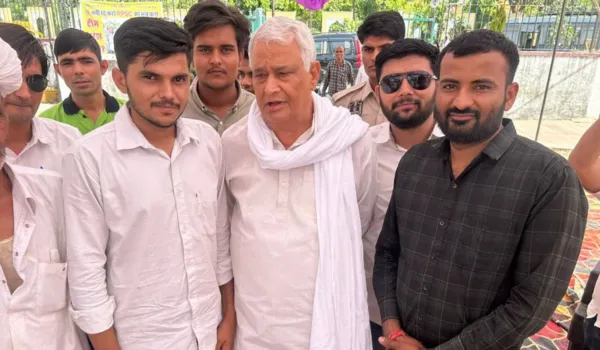 एक ने कहा- परीक्षा रद्द करो तो दूसरा मांग रहा है नियुक्ति
