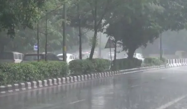 बारिश और आंधी से गिरा तापमान