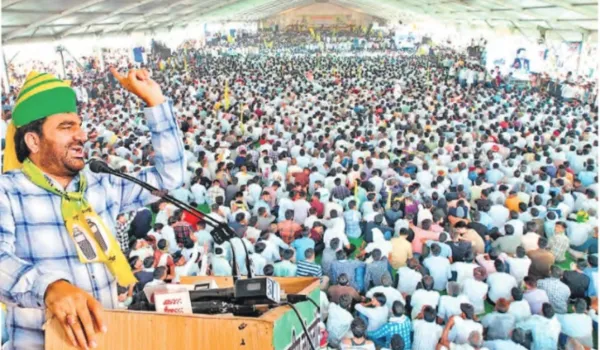 SI भर्ती परीक्षा रद्द करने की मांग को लेकर जुटे हजारों युवा