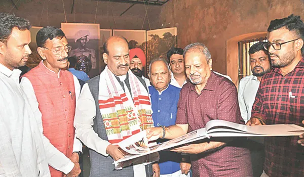 भारत बन रहा है वैश्विक आकर्षण का केंद्रः बिरला
