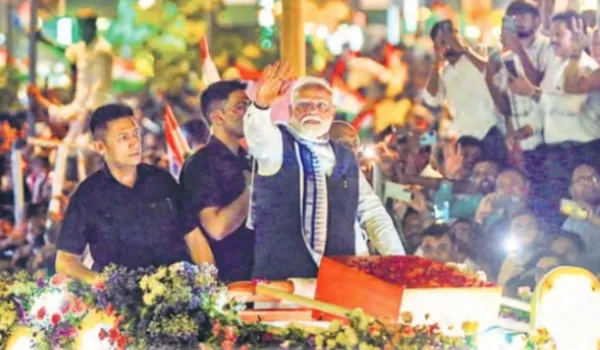 पाक को चेतावनी... 'चैन से जियो, रोटी खाओ... वरना मेरी गोली तो है ही'