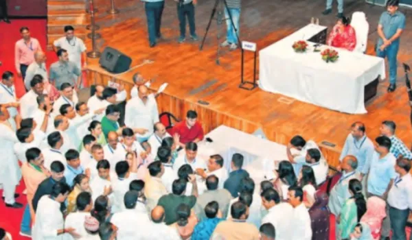 विपक्ष के हंगामे के बीच महापौर ने 4 मिनट में पास किए 6 प्रस्ताव