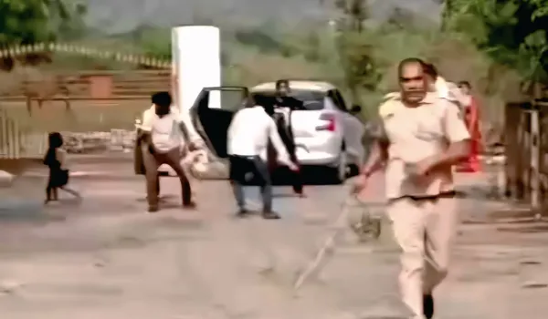 लापता युवती मंदिर में कर रही थी शादी, पुलिस पहुंची तो किया हमला