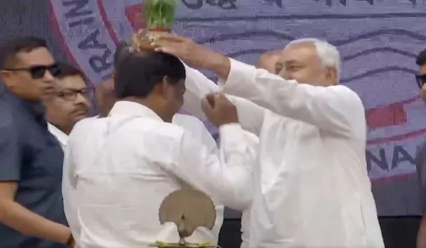 नीतीश ने IAS अधिकारी के सिर पर गमला रखा