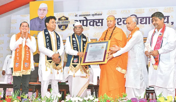 यूनिवर्सिटी का नाम रोशन करने पर 18 टॉपर्स को गोल्ड मेडल से नवाजा