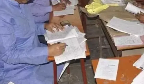 उत्तर पुस्तिकाओं में गड़बड़ी पर चार शिक्षक निलंबित