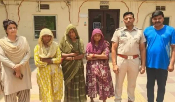 महिलाओं से बरामद किए 50 लाख के रत्न