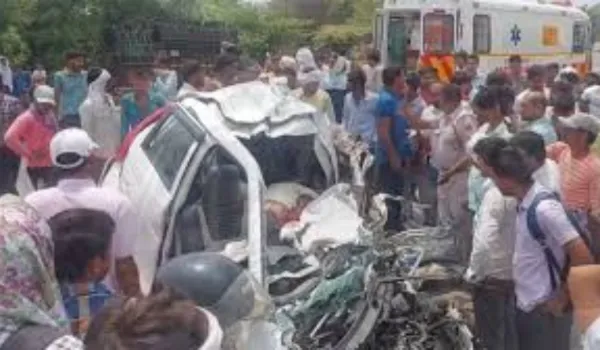 दो सड़क हादसों में दो भाइयों समेत 6 की मौत, 29 घायल