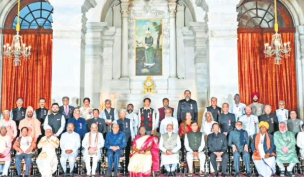 पूर्व CJI खेहर, नृत्यांगना शोभना समेत 68 हस्तियां पद्म अलंकरण से सम्मानित